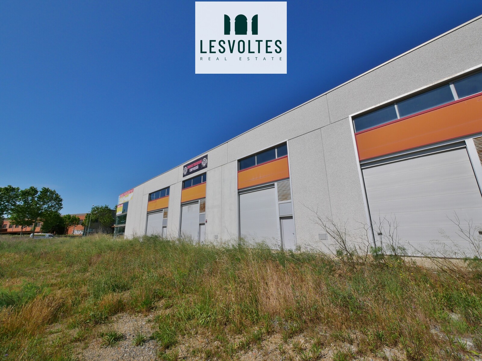 NAU INDUSTRIAL DE 325 M2 EN PLANTA BAIXA AMB ALTELL DE 91M2, EN LLOGUER A VULPELLAC, DISPONIBLE A PARTIR D'OCTUBRE.