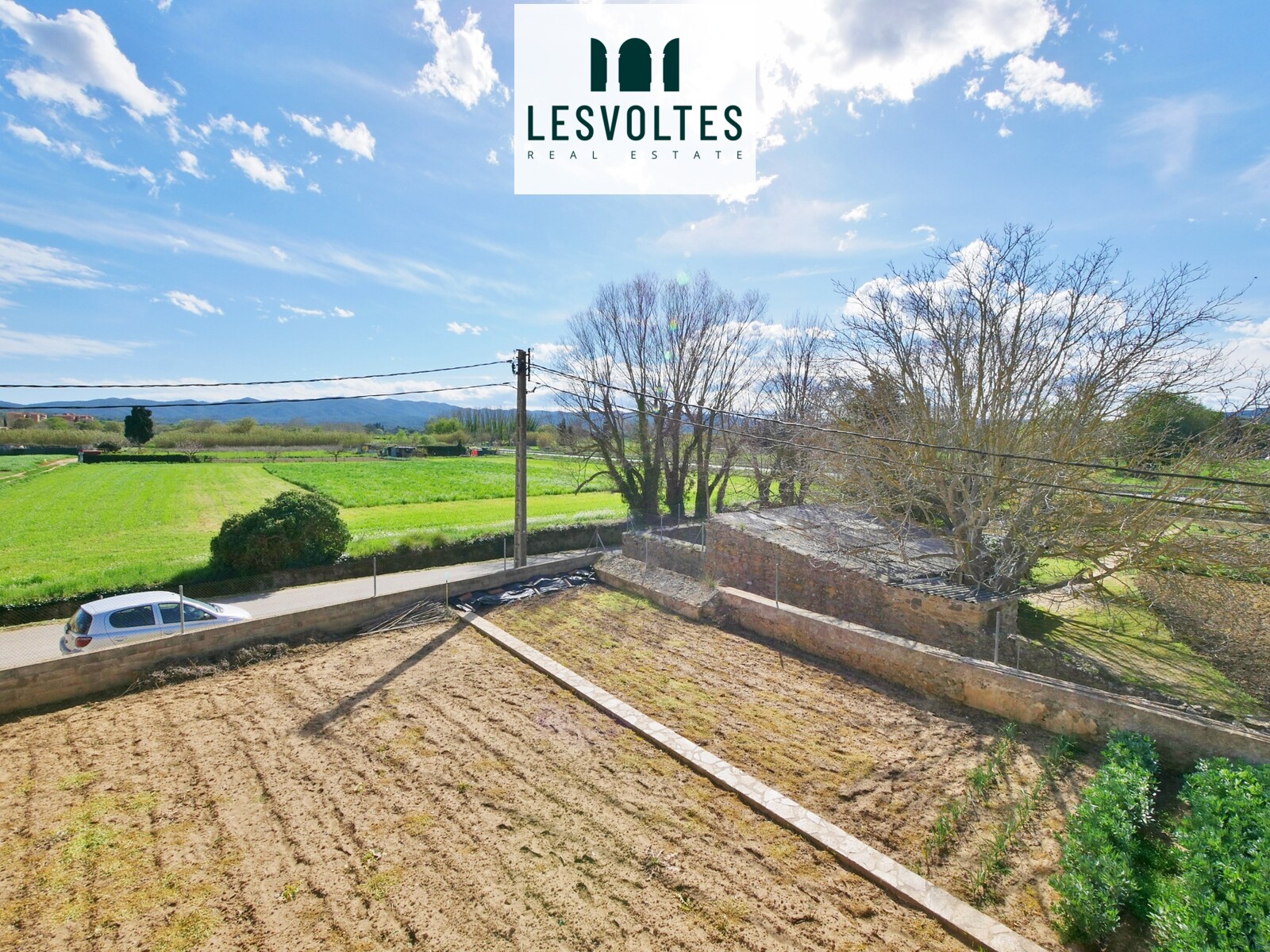 CASA ESQUINERA  A 3 VIENTOS CON VISTAS  Y  JARDIN DE 350M2 EN VENTA EN LA BISBAL