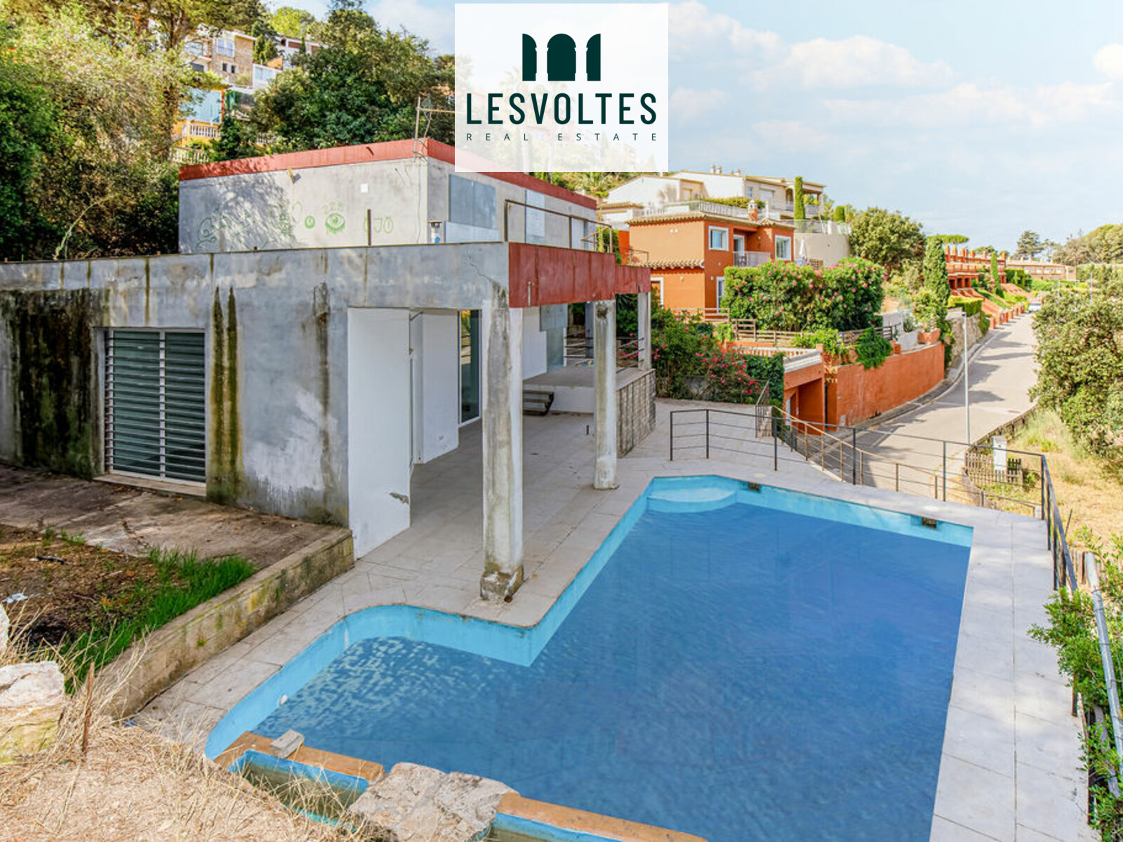 CASA DE 318 M² EN PARCEL·LA DE 1.100 M² AMB ESPAI EXTERIOR I PISCINA