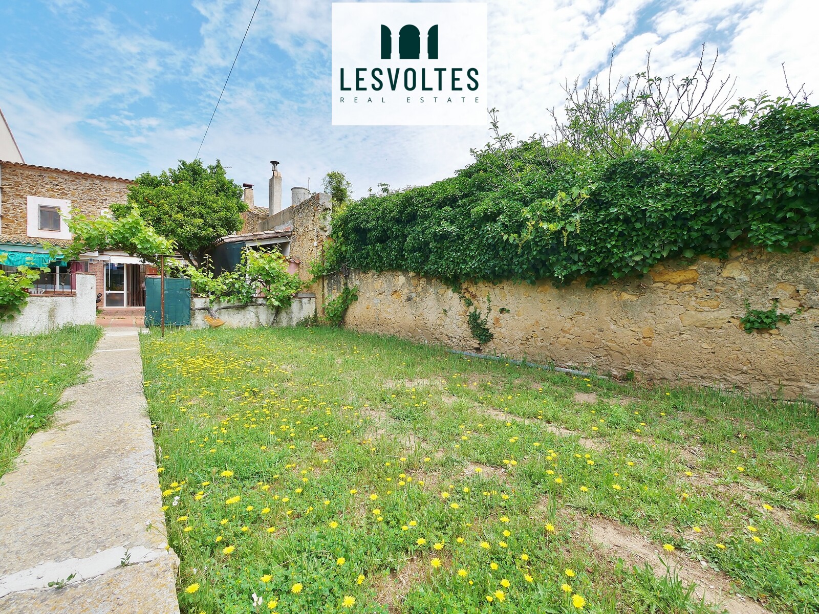 ENCANTADORA CASA DE PEDRA DE 190 M2 I AMB UN GRAN JARDÍ DE 300 M2 EN VENTA A PALAFRUGELL