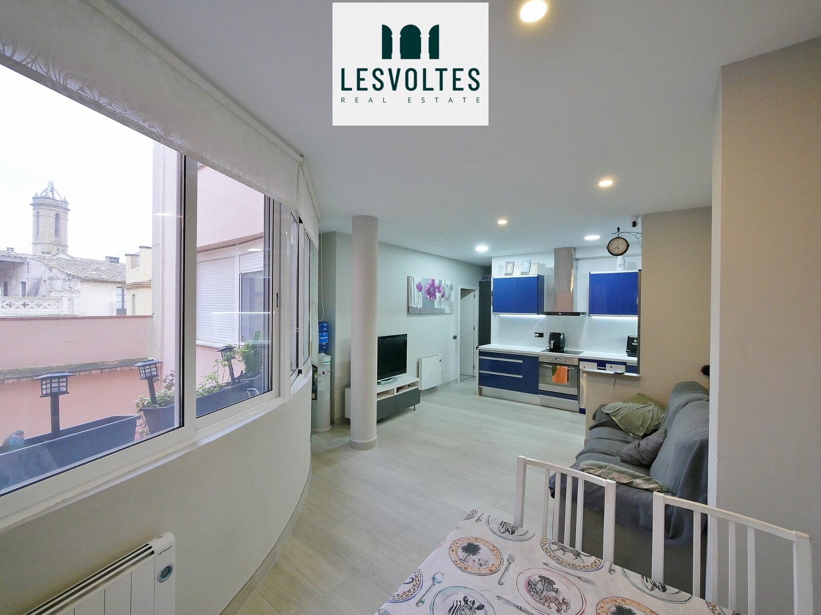 ACOLLIDOR PIS DE 61 M2, EN SEGONA PLANTA AMB ASCENSOR, EN VENDA A PROP DEL CENTRE DE LA BISBAL D’EMPORDÀ.