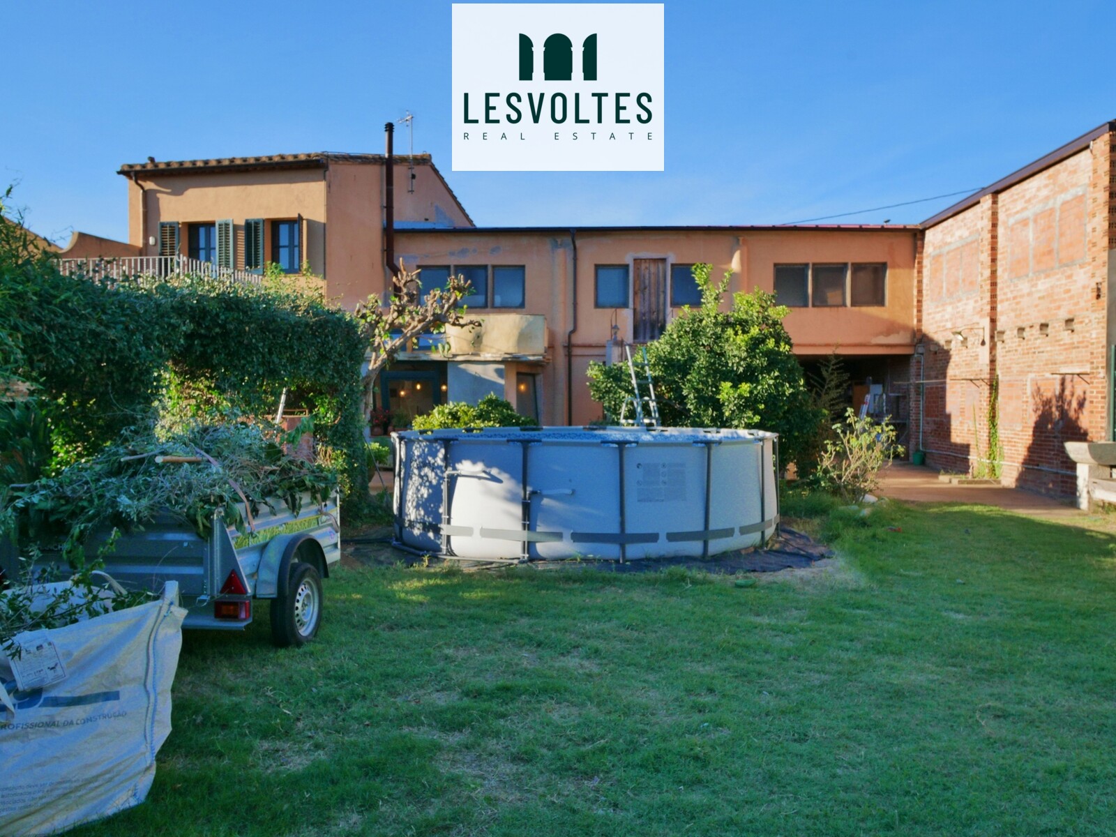 CASA ADOSADA AMB AMPLI I AGRADABLE JARDÍ, ANNEX ADAPTABLE A HABITATGE I GARATGE, EN VENDA A VULPELLAC