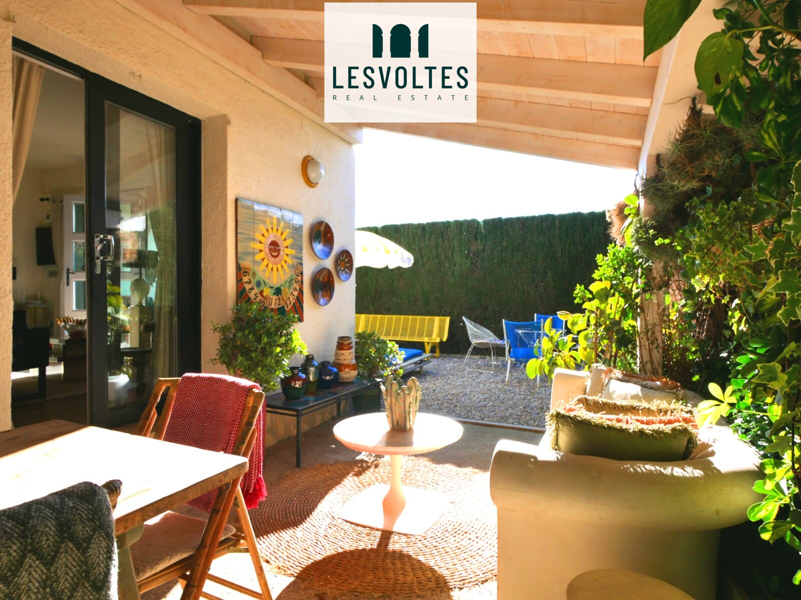 ACOGEDORA CASA DE PLANTA BAJA A TRES VIENTOS CON PATIO Y ZONA COMUNITARIA CON JARDÍN Y PISCINA EN VENTA EN BELLCAIRE