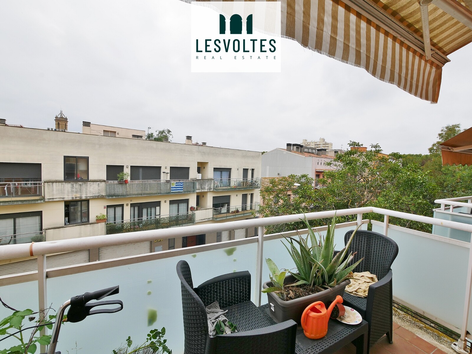 DÚPLEX DE 106 M², EN 2ª PLANTA AMB ASCENSOR, PÀRQUING I TERRASSA, EN VENDA A LA BISBAL D’EMPORDÀ.