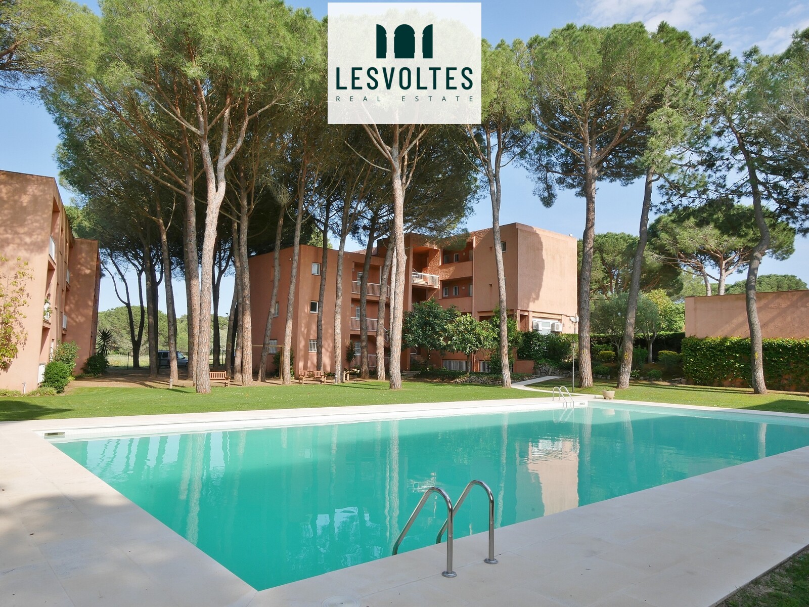 ACOLLIDOR PIS DE 46 M, EN 1ª PLANTA SENSE ASCENSOR, AMB PISCINA COMUNITÀRIA, EN LLOGUER PER A 2ª RESIDÈNCIA A PALS,.