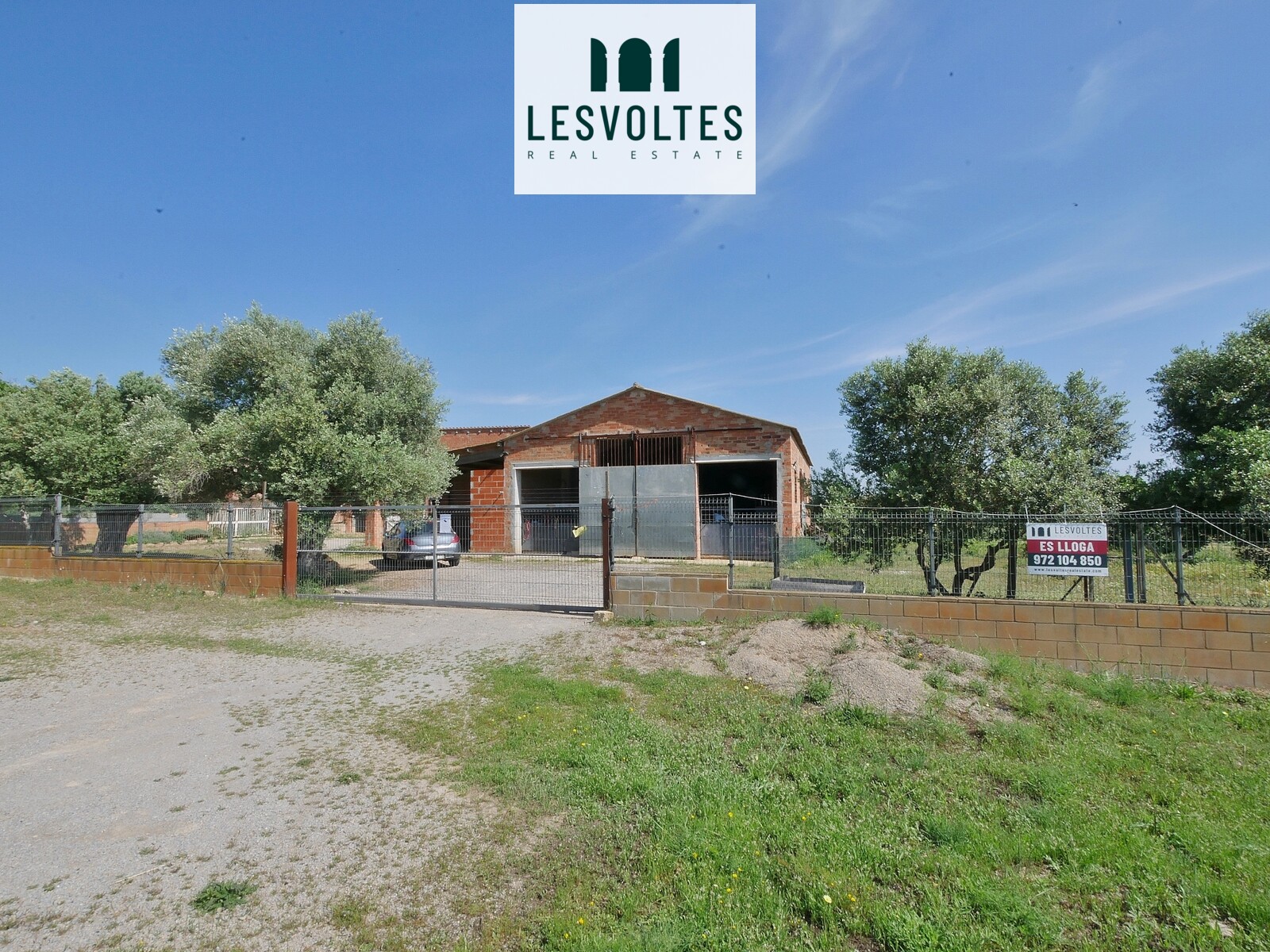 NAU INDUSTRIAL DE 365 M², EN LLOGUER A ULLASTRET, BAIX EMPORDÀ.