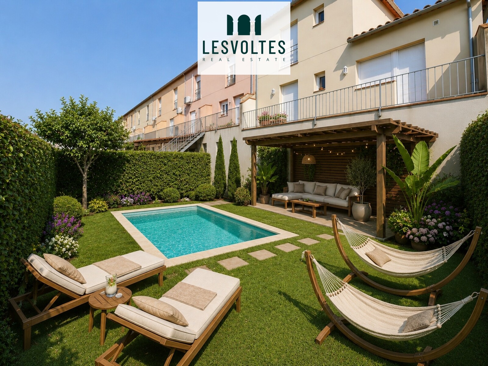 CASA ESQUINERA DE 232 M², CON AMPLIO GARAJE, PATIO SOLEADO Y ESPACIOS AMPLIOS, EN VENTA EN LA BISBAL D'EMPORDÀ, BAJO EMPORDÀ.