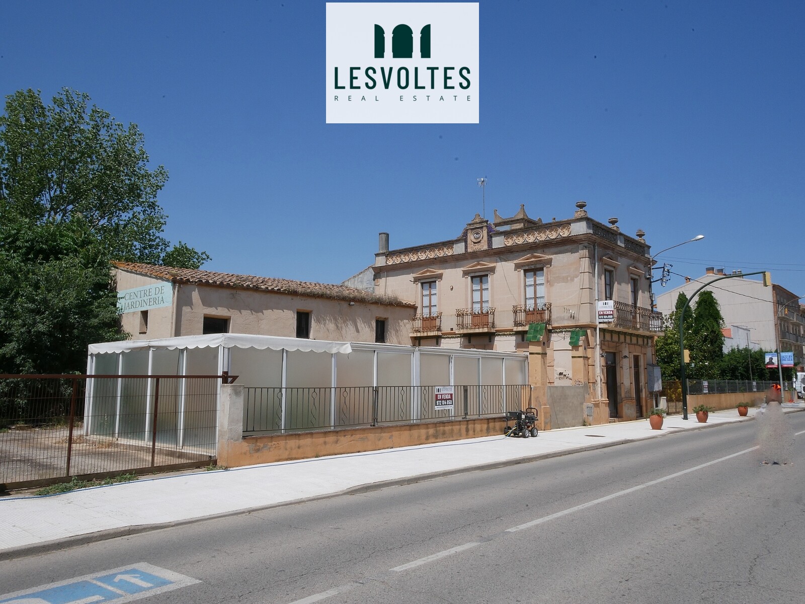 SINGULAR PROPIETAT MODERNISTA DEL SEGLE XX AMB GRAN PARCEL·LA EDIFICABLE EN VENDA A LA BISBAL D’EMPORDÀ